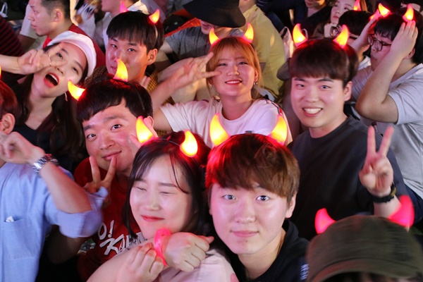 기자의 카메라를 보고 포즈를 취해준 열정적인 붉은 악마들!