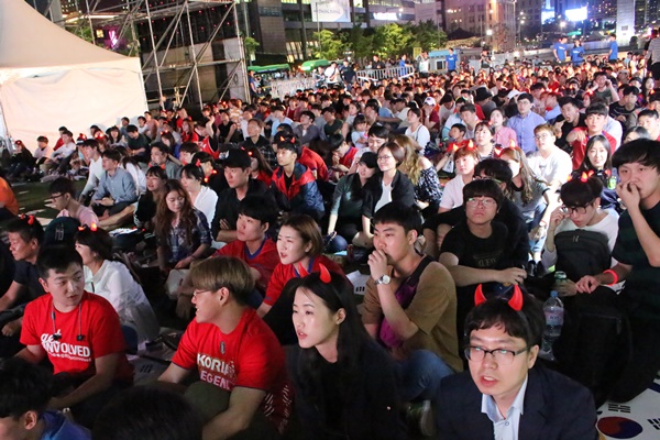 정말 많은 사람들이 광화문 거리응원에 동참했다