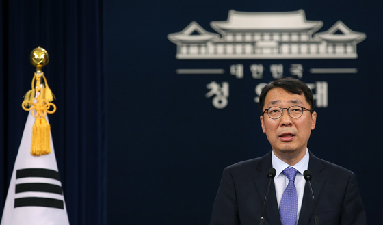 브리핑하는 윤영찬 국민소통수석. (사진=청와대) 