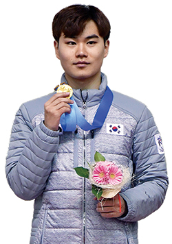 2017 삿포로 동계아시안게임 스피드스케이팅 남자 1500m 시상식에서 김민석 선수가 금메달을 들고 포즈를 취하고 있다.(사진=C영상미디어)