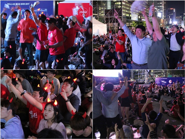 후반전 3대0 상황에서 터진 만회골에 기뻐하는 사람들