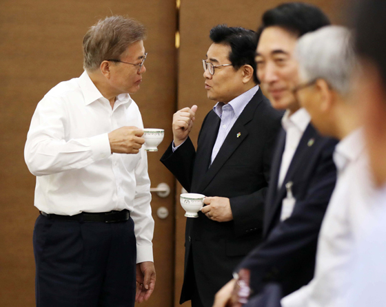 문재인 대통령과 전병헌 정무수석 등 참모진이 1일 오전 청와대에서 열린 수석보좌관회의에서 커피를 마시며 대화하고 있다.