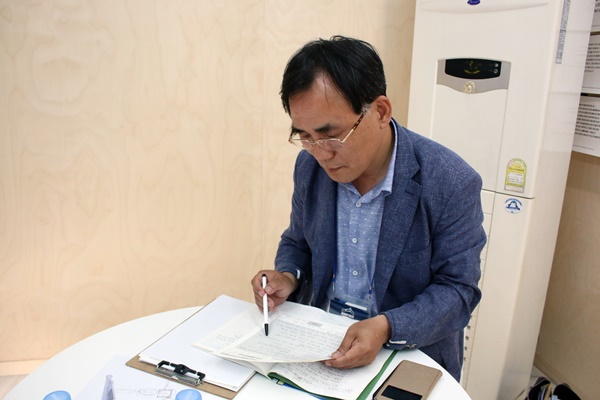 진지하게 정책카드들을 검토 중인 국민인수위원회 지배현 사무관