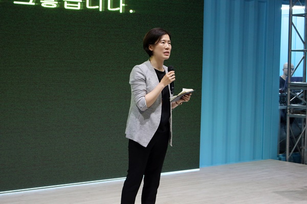 모든 발표자의 의견에 정성껏 답변한 고용노동부 박성희 국장