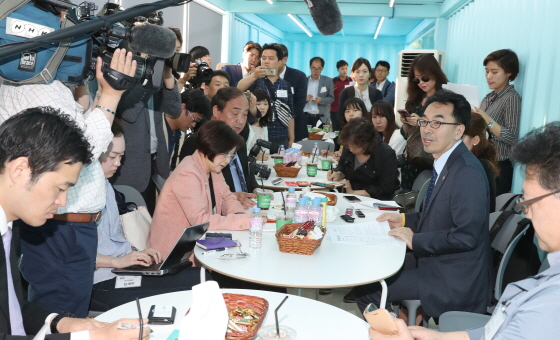 1일 오후 서울 종로구 세종로 한글광장에 마련된 광화문 1번가 열린광장을 취재하러 온 상주외신 기자들이 하승창 사회혁신수석과 기자간담회를 갖고 있다. (사진 = 국정기획자문위원회)