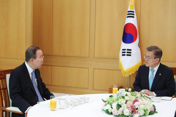 문재인 대통령이 2일 오후 청와대 본관 백악실에서 반기문 전 유엔 사무총장과 오찬회동을 하고 있다. (사진=청와대)