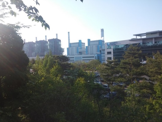 보령화력발전소 굴뚝.
