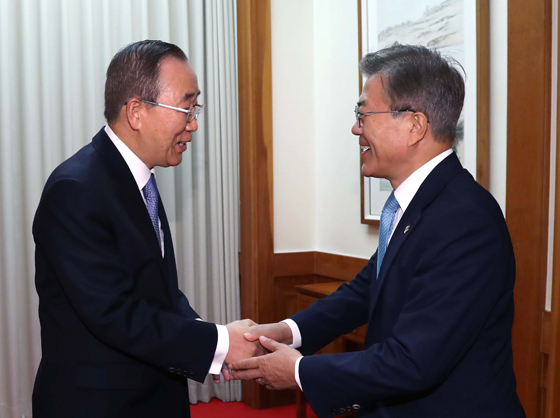 문재인 대통령이 2일 오후 청와대에서  반기문 전 유엔 사무총장을 만나 악수하고 있다. 