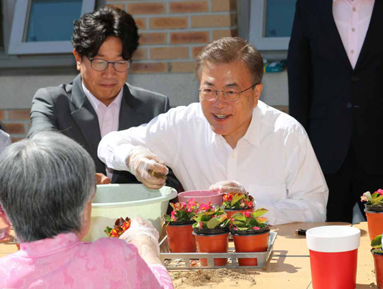 문재인 대통령이 2일 오전 ‘치매, 이제 국가가 책임지겠습니다’ 행사를 위해 서울시 국민건강보험 서울요양원을 방문, 화분 만들기를 하고 있다. (사진=저작권자(c) 연합뉴스, 무단 전재-재배포 금지) 