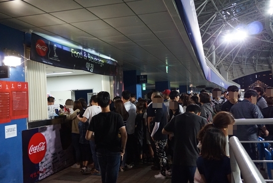 전반전과 후반전 사이의 시간! 이렇게 매점이 붐비고 있었다.
