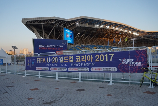 지하철 1호선 도원역 바로 앞에 있는 인천축구전용경기장에서 미국과 뉴질랜드의 16강전 경기가 개최됐다. 