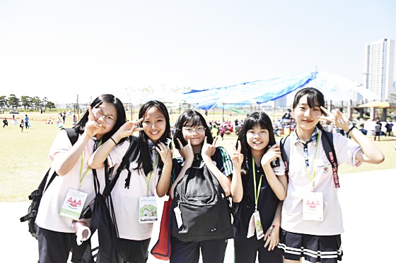 배곧중학교 1학년 오른쪽부터 김나경, 이민영, 정서빈, 최명지, 강성은