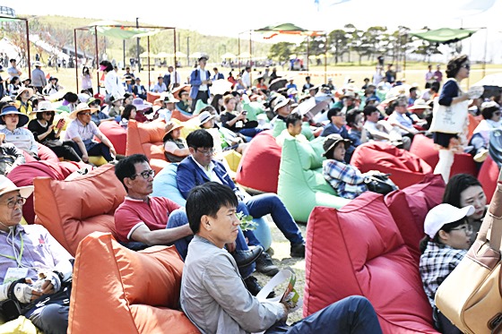제 6회 도시농업박람회 개막식에 참여하고 있는 사람들