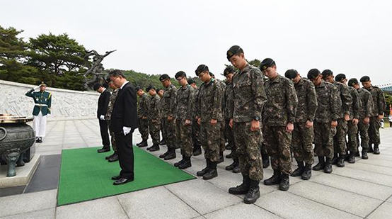육군 7군단장병들이 호국보훈의달을 맞아 국립 서울현충원을 방문, 현충탑을 참배하고 있다.