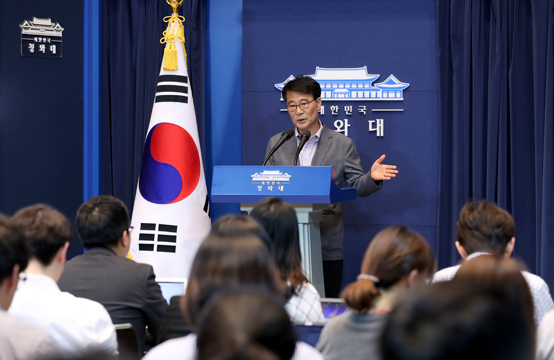 장하성 청와대 정책실장이 4일 오후 청와대 춘추관에서 일자리 추경 대책을 발표하고 있다. <저작권자(c) 연합뉴스, 무단 전재-재배포 금지>