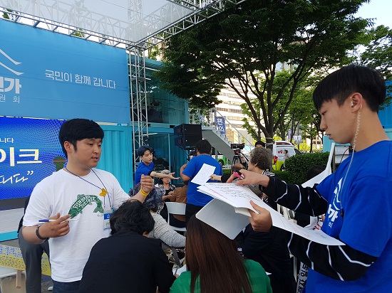 기재된 내용을 취합하는 관계자 분들입니다.