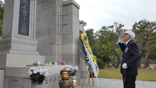 전쟁 당시 자신과 함께 싸운 학도의용군을 기리기 위해 23년동안 매년 찾아오고 계신 최의연 국가유공자.