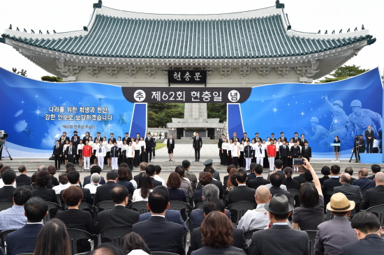 고(故) 강태조 일병과 유가족의 이야기를 담은 ‘조국을 위하여’를 뮤지컬 형식으로 부르고 있다.(사진=국립서울현충원)