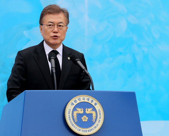 문재인 대통령이 6일 오전 서울 동작구 국립서울현충원에서 열린 제62회 현충일 추념식에서 추념사를 하고 있다. (사진=저작권자(c) 연합뉴스, 무단 전재-재배포 금지)