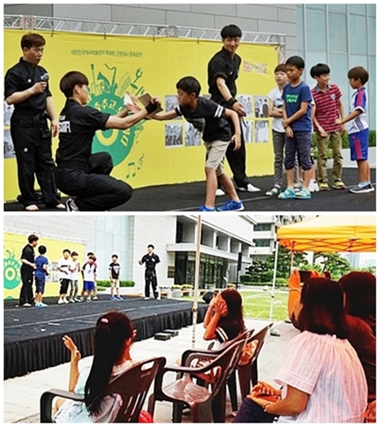 (상)경기도 포천에서 단체로 체험학습을 온 4학년 친구들이 즉석에서 격파에 참여 자신감을 갖고 돌아갔다.(하)같은 반 친구들이 나오니 좋아하는 아이들과 사진찍는 부모님들