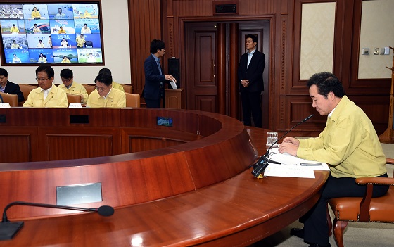 이낙연 국무총리가 8일 서울 세종로 정부서울청사에서 AI 상황점검 및 대책회의를 주재하고 있다.