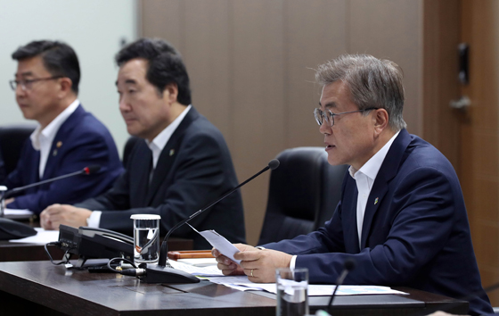 문재인 대통령이 북한이 미사일을 발사한 8일 오후 청와대 위기관리센터에서 국가안전보장회의(NSC) 전체회의를 소집, 발언하고 있다.