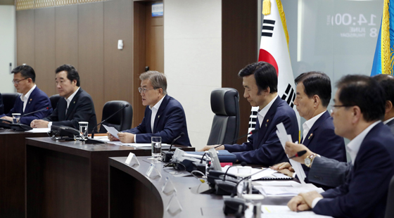 문재인 대통령이 북한이 미사일을 발사한 8일 오후 청와대 위기관리센터에서 국가안전보장회의(NSC) 전체회의를 소집, 발언하고 있다.
