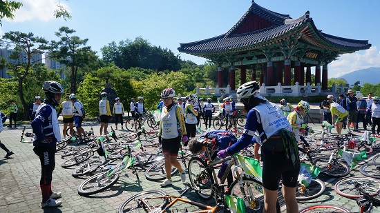여정 마지막 날인 지난 5일, 강릉시청으로 들어서고 있는 자전거홍보단.
