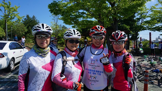 여성 참가자의 약진이 두드러진 자전거홍보단. 강성미 씨(왼쪽에서 3번째)와 여성 참가자들.