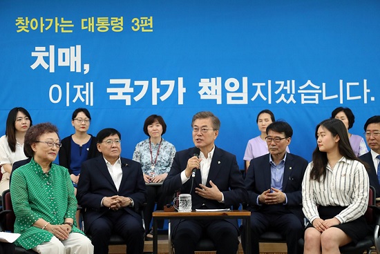 정부의 치매 관련 정책을 소개하는 문재인 대통령