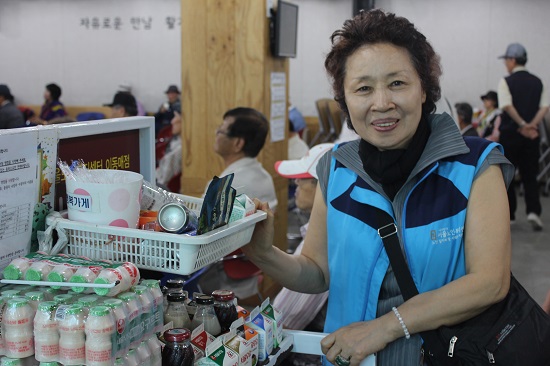 서울노인복지센터에서 봉사활동을 하고 있는 배정숙(72) 할머니.