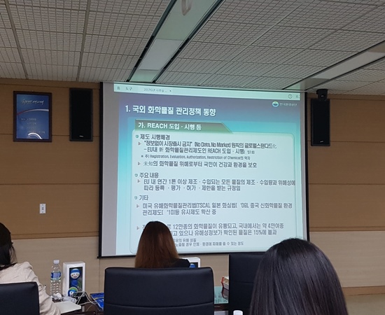 우리나라뿐 아니라 국외에서도 화학물질 관리 정책이 강화되고 있다.
