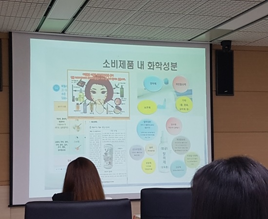화장품을 비롯한 일상생활용품을 통해 평균 400여 가지의 유해 화학물질이 우리 몸 속에 쌓이고 있다.