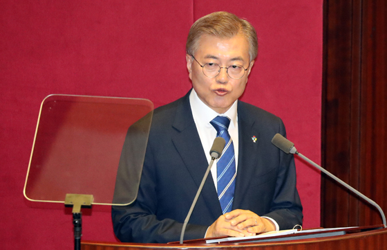 문재인 대통령이 12일 오후 국회 본회의장에서 추경 예산 편성에 협력을 당부하는 내용으로 취임 후 첫 시정연설을 하고 있다. (사진=저작권자(c) 연합뉴스, 무단 전재-재배포 금지) 