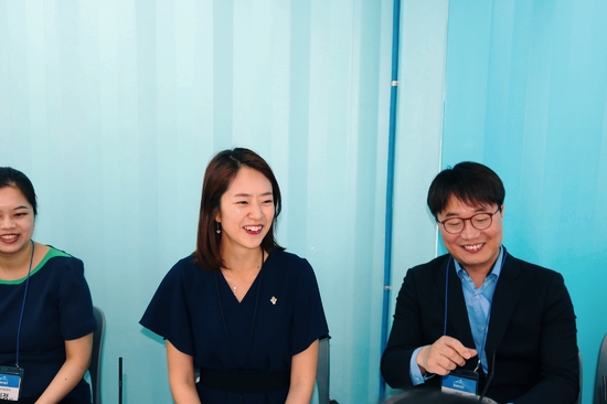 서천석 국민인수위원회 소통위원이 직장맘들의 이야기에 귀기울이고 있다