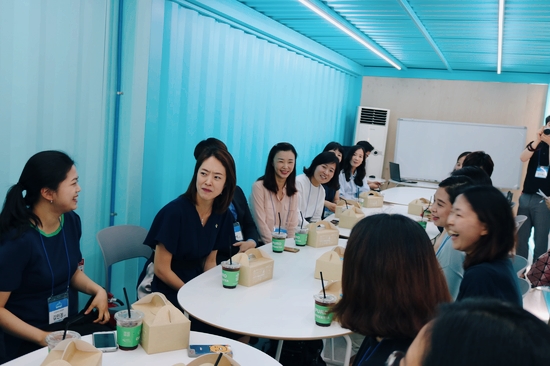 고민정 부대변인과 함께 한 직장맘들이 서로의 이야기에 공감하며 웃음짓고 있다