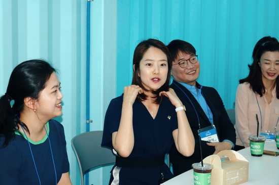 고민정 부대변인이 여러 의견을 잘 수렴해 정책에 반영하겠다고 답변하고 있다