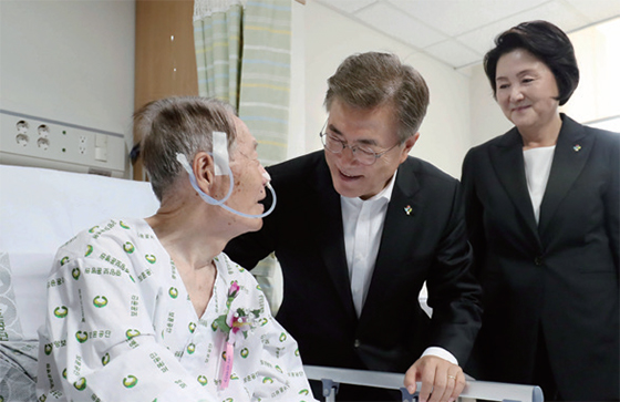 6월 6일 현충일 중앙보훈병원을 방문한 문 대통령 내외.(사진=청와대)
