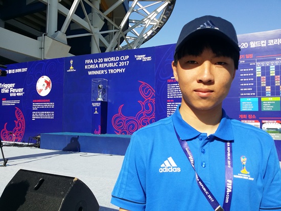 U-20 월드컵 대전월드컵경기장 최연소 봉사자인 심준성(19)씨는 축구에 대한 남다른 열정이 돋보여, U-20월드컵 자원봉사활동 발대식의 ‘선서지명자’로 선정되기도 했다. 그에게 있어, U-20 월드컵 자원봉사활동은 축구선수라는 꿈에 한 걸음 더 다가가는 소중한 경험으로 남을 것이다. 