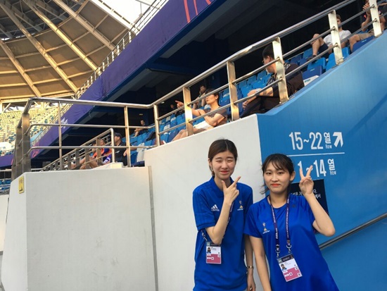 AD카드발급과 관중안내를 담당한 김보경(23) 씨와 한희아(24) 씨가 밝게 미소짓고 있다. 경기장 구석구석을 밝게 빛내는 U-20 월드컵 자원봉사자들이 있어, U-20 월드컵을 성공적으로 진행할 수 있었다. 