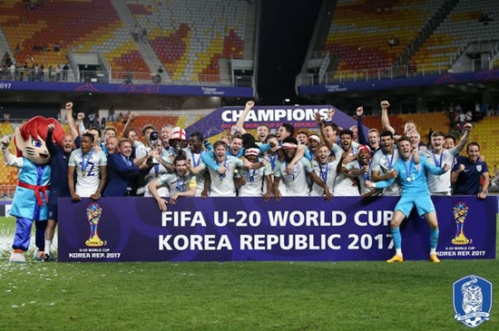 대한민국 대표팀의 조별 예선 3차전 상대였던 ‘잉글랜드’는 FIFA 주관 대회에서 그간 결승조차 오르지 못했던 나라였다. 이번 FIFA U-20 월드컵 코리아 2017 결승전에서 잉글랜드는 도미닉 칼버트-르윈의 짜릿한 결승골과 함께 우승컵을 거머쥐었다.(사진=대한축구협회)