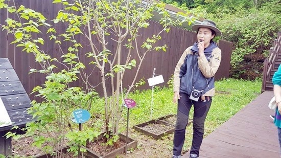 연구원이 반달가슴곰에 대한 설명을 하고 있다.