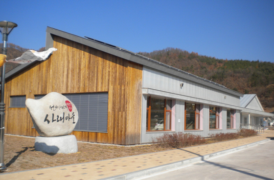 국토교통부는 올해 말부터 30가구 이상 아파트의 에너지 의무절감률을 패시브하우스 수준인 50~60%로 상향된다고 14일 밝혔다. 사진은 족일 패시브학회로부터 공공기관 첫 패시브하우스 인증을 획득한 선비위지구활성화센터 모습.