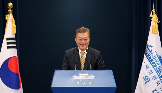 문재인 대통령이 5월 21일 청와대 춘추관에서 기자회견을 열고, 내각·청와대 인사발표를 하고 있다.(출처=공감포토)