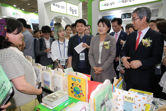 서울국제도서전이 막을 올린 14일 서울 강남구 코엑스 전시장에서 대통령 영부인 김정숙 여사가 부스를 살펴보고 있다.