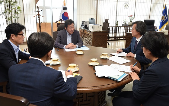 이낙연 국무총리가 15일 정기석 질병관리본부장으로부터 사우디아라비아 메르스 발생현황 등을 보고받고 있다.