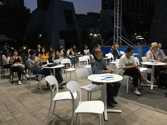 6.15 남북공동선언 17주년인 어제 15일, 한반도 평화에 대한 열띤 제언이 이루어진 이날 열린 포럼을 찾은 시민들.