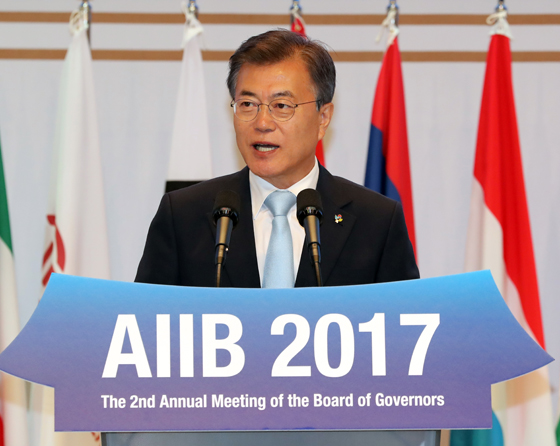 문재인 대통령이 16일 오후 제주 국제컨벤션센터에서 열린 ‘아시아인프라투자은행(AIIB) 연차총회’ 개막식에서 축사를 하고 있다.(사진=저작권자(c) 연합뉴스, 무단 전재-재배포 금지)