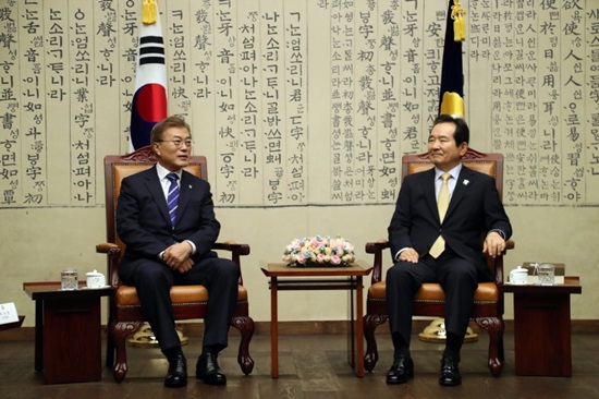 정세균 국회의장과 면담 중인 문재인 대통령.(출처=청와대)