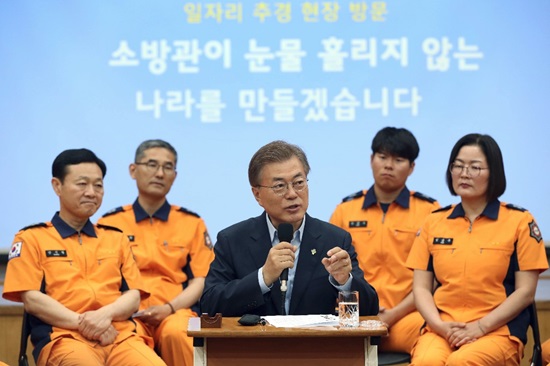 소방관들과의 간담회에서 문재인 대통령은 소방인력을 늘리겠다고 약속했다.(출처=청와대)